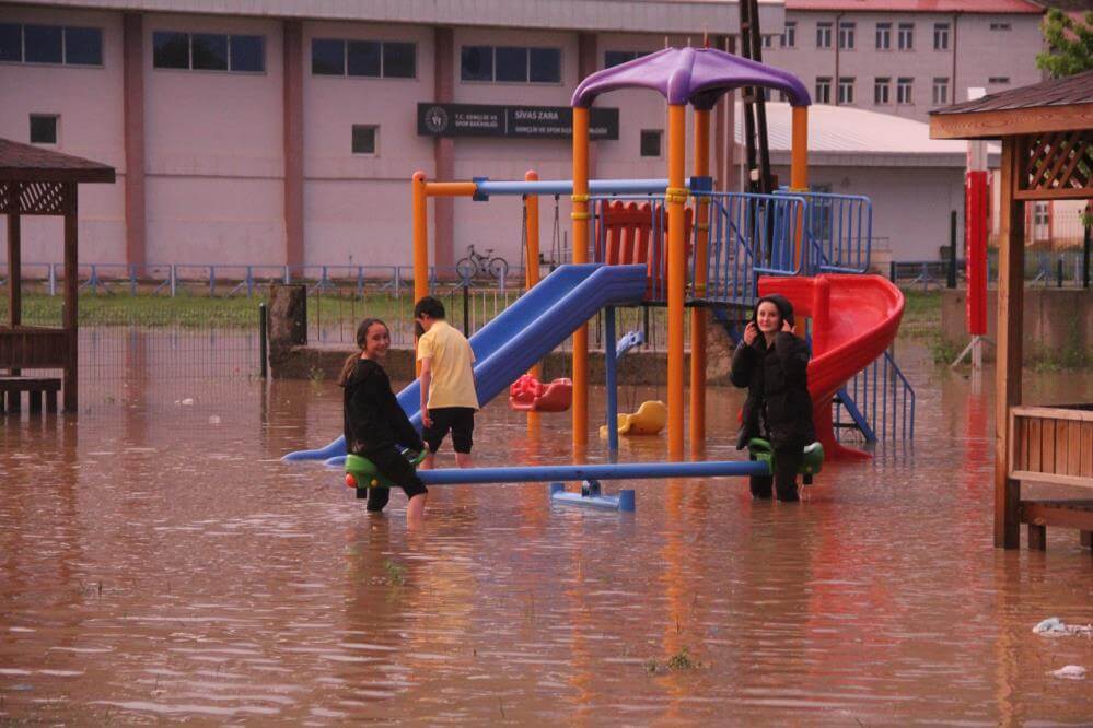 Zara’da Çocuklar Sele Aldırış Etmeden Oyunlarına Devam Ettiler