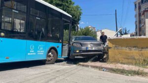 Sivas’ta Halk Otobüsü İle Otomobi̇l Çarpıştı, 8 Ki̇şi̇ Yaralandı