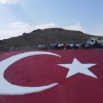 muhsin yazicioglu anisina 1800 rakimli tepeye 700 metrekarelik turk bayragi yapildi 2a253d1