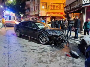 Sivas Hikmet Işık Caddesinde Zincirleme Trafik Kazası 4 Yaralı