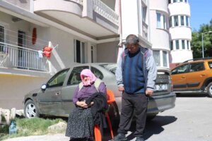 Sivas’ta 73 Yaşındaki Kadın ve Engelli Oğlu Ev Sahibi Tarafından Kapıya Atıldı