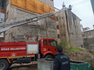 Sivas’ta Bir Binanın Çatısında Yangın Çıktı