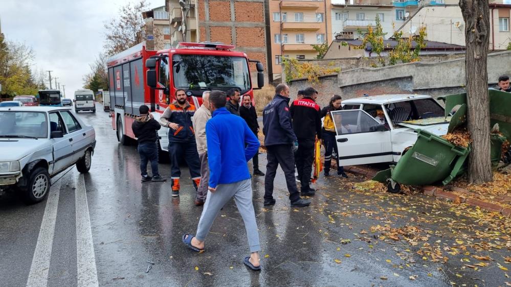 Sivas'ta Çarpışan İki Aracın Sürücüsüde Ehliyetsiz Çıktı Sivas’ta iki otomobilin çarpışması sonucu meydana gelen trafik kazasında 2 kişi yaralandı. Araçta sıkışan yaralı yolcu, itfaiye ekiplerince kurtarıldı.