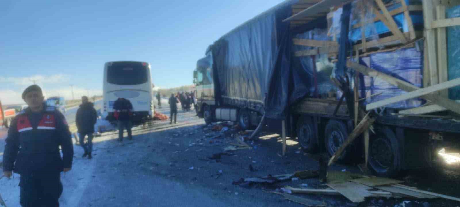 Sivas’ta Otobüs Kazası 1 Ölü Çok Sayıda Yaralı Var