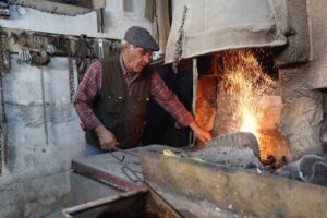Sivas’ta Sıcak Demirciliğin Son Ustalarından Nizamettin Usta Teknolojiye Direniyor