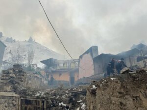 Divriği’de Korkutan Yangın 5 Ev Zarar Gördü