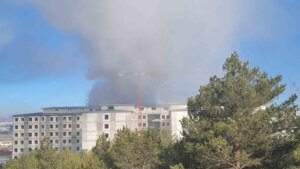 Cumhuriyet Üniversitesi Hastane İnşaatında Yangın 5 İşçi Yangından Son Anda Kurtarıldı