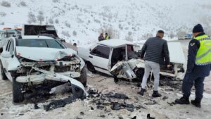 Sivas’ta 2 Araç Kafa Kafaya Çarpıştı 1 Ölü 6 Yaralı