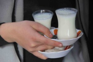 Sivas’ta Bir Kahvehanede Çay Parası Süt Parasına Eşitlenince Sıcak Süt Satışları Patladı