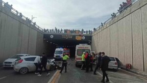 Sivas’ta İki Araç Kafa Kafaya Çarpıştı 1’i Ağır 3 Kişi Yaralandı