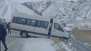 Sivas’ta Minibüs ile Otomobil Çarpıştı 1’i Ağır 26 Kişi Yaralandı