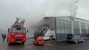 Sivas’ta Otomobil Tamirhanesinde Yangın Çıktı