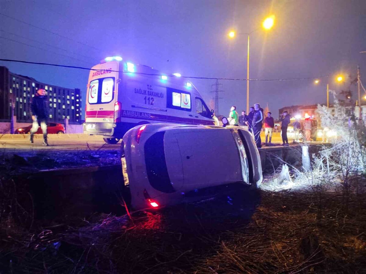 Sivas’ta Otomobil Yan Yattı 3’ü Çocuk 5 Kişi Yaralandı