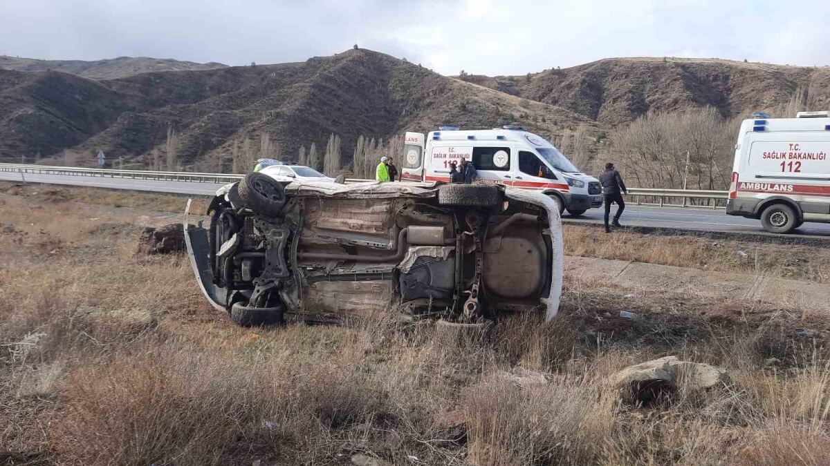 Sivas’ta Virajı Alamayan Araç Yan Yattı 2 Kişi Yaralandı