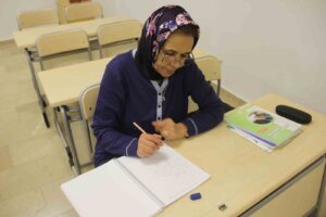 Sivas’a Gelin Gelen 61 Yaşındaki Kadın Türkçe Kursuna Gidiyor