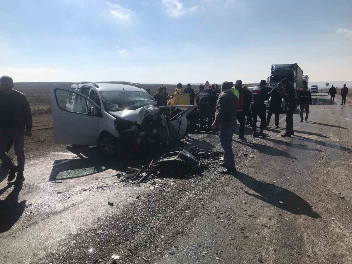 Sivas’ta Araçlar Kafa Kafaya Çarpıştı 1 Ölü 1 Ağır Yaralı