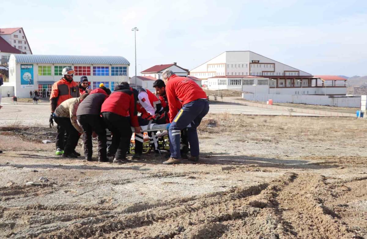 Sivas Yıldız Dağında Kayak Yaparken Ayağı Kırıldı, İmdadına Ambulans Heli̇kopter Yeti̇şti̇