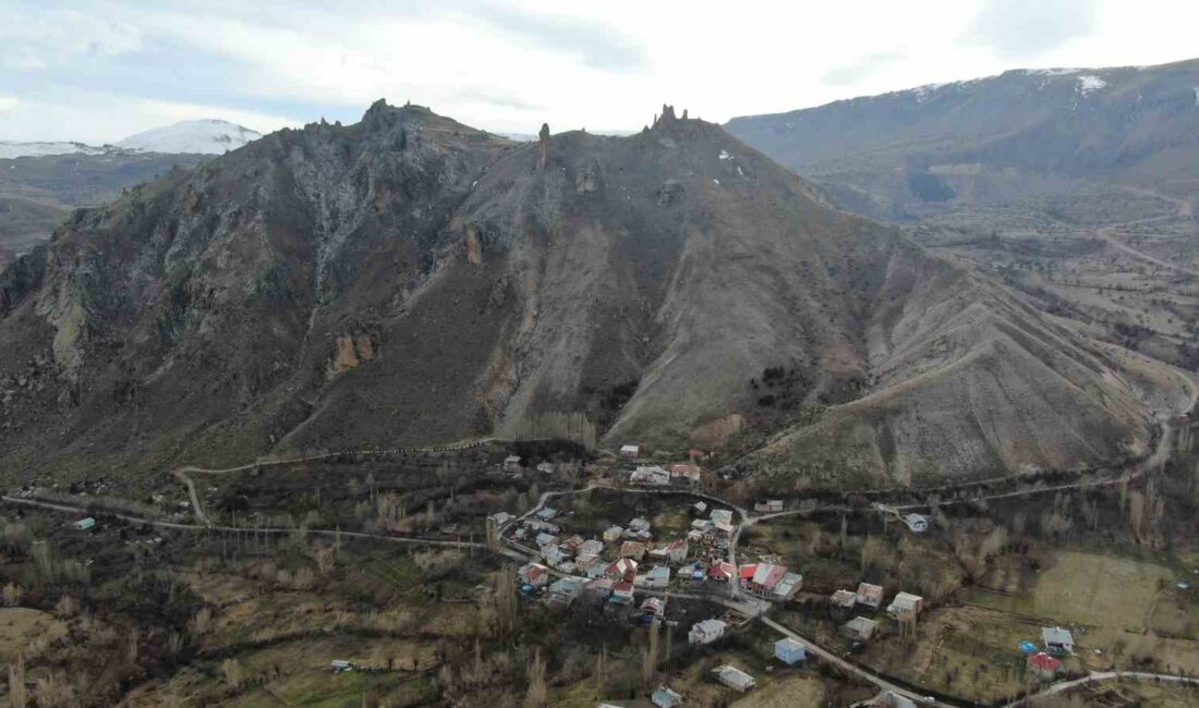 Sivas’ta Dev Mantar Kayalar Olukman Köyünü Tehdit Ediyor