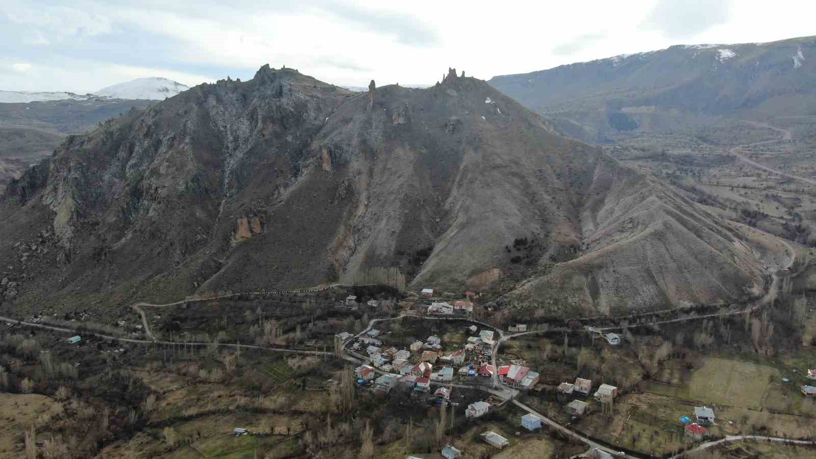Sivas’ta Dev Mantar Kayalar Olukman Köyünü Tehdit Ediyor