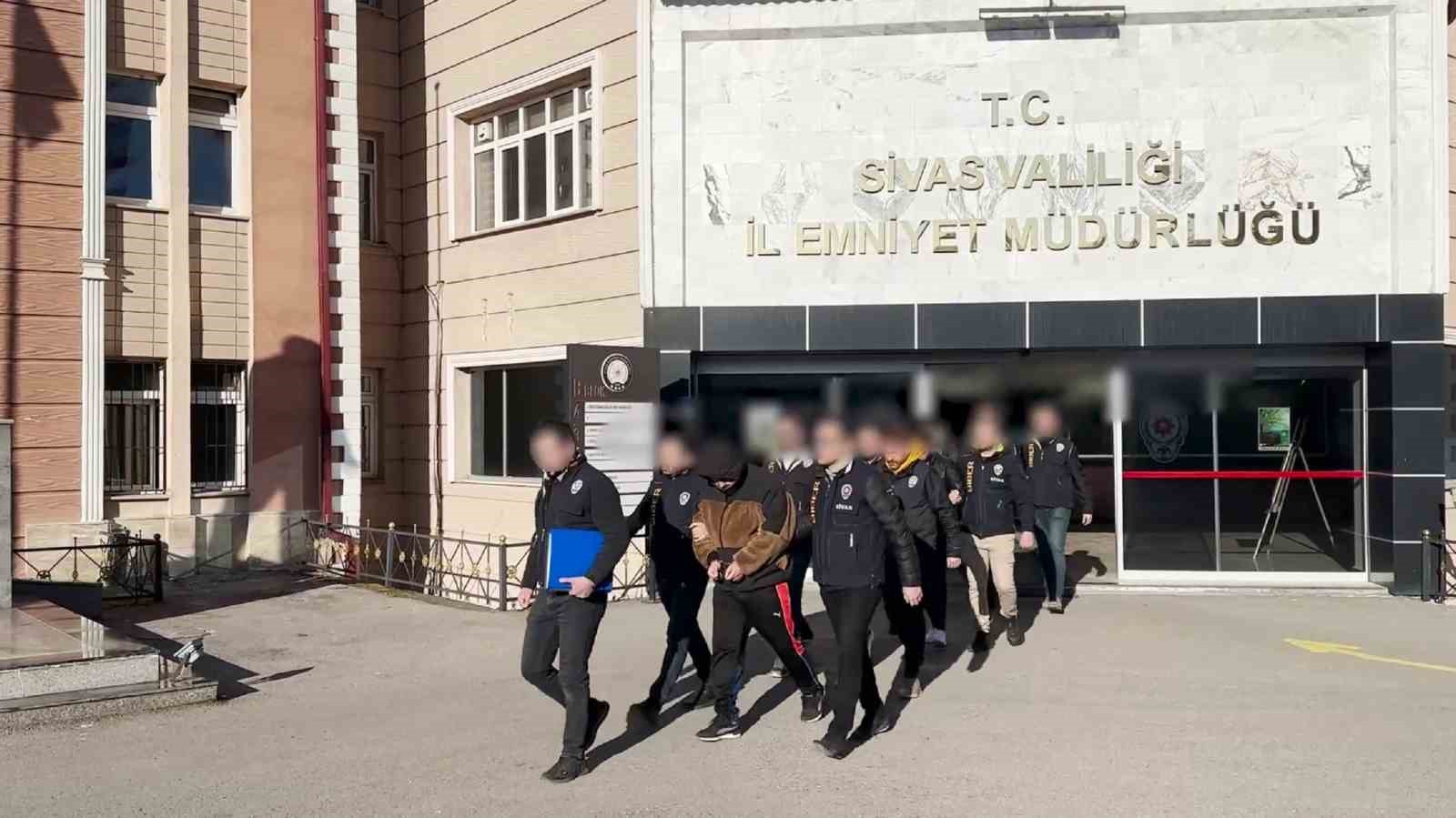 Sivas’ta Forex Yatırımı Vaadiyle İnsanları Dolandıran Çete Yakalandı