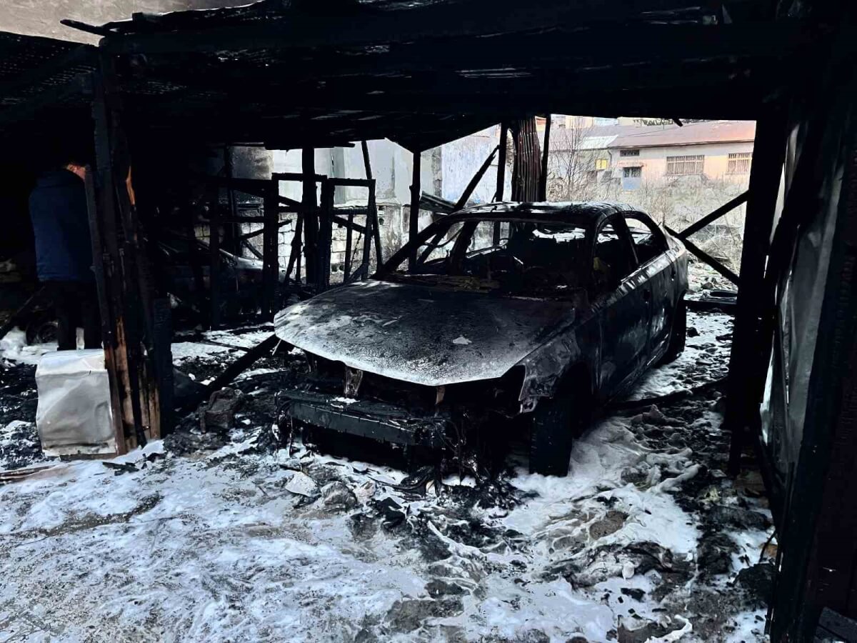 Sivas’ta Garajda Çıkan Yangında 2 Araç Kül Oldu