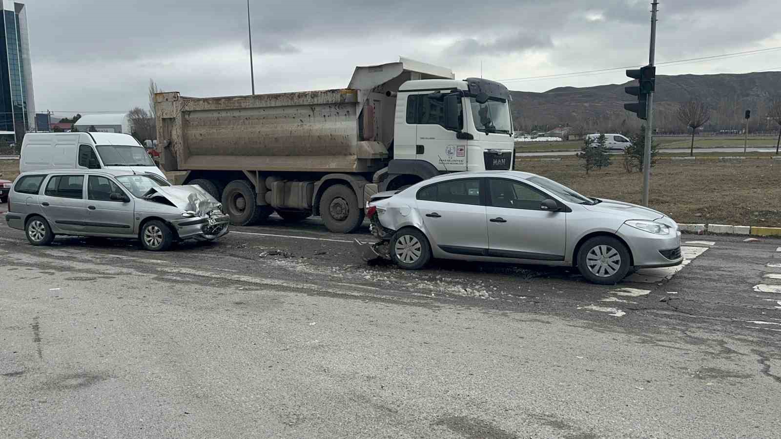 Sivas’ta İki Otomobil Çarpıştı 3 Kişi Yaralandı