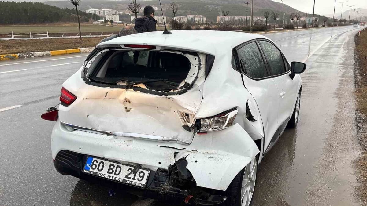 Sivas’ta Otomobil ile Tır Çarpıştı: 2 Yaralı