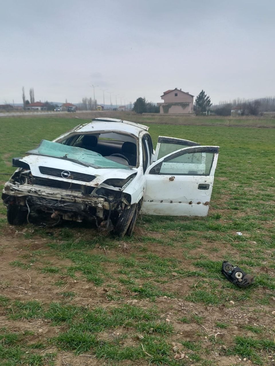Sivas’ta Yoldan Çıkan Araç Takla Attı 3 Kişi Yaralandı