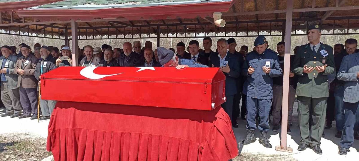 İzmirde Kaynı ve Kaynatası Tarafından Öldürülen Astsubay Memleketi Sivas’ta Toprağa Verildi