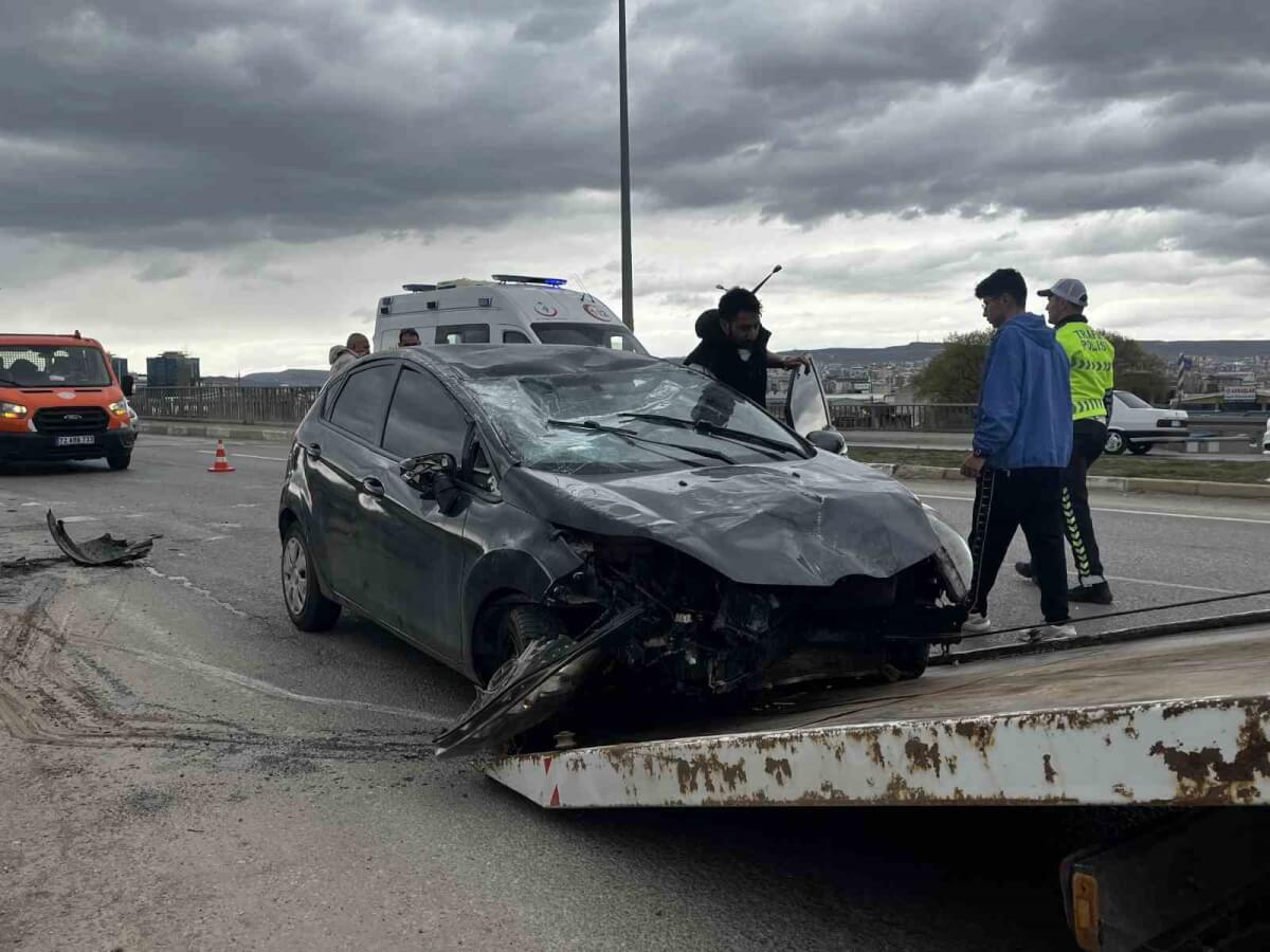 Sivas’ta İki Araç Çarpıştı 3 Kişi Yaralandı