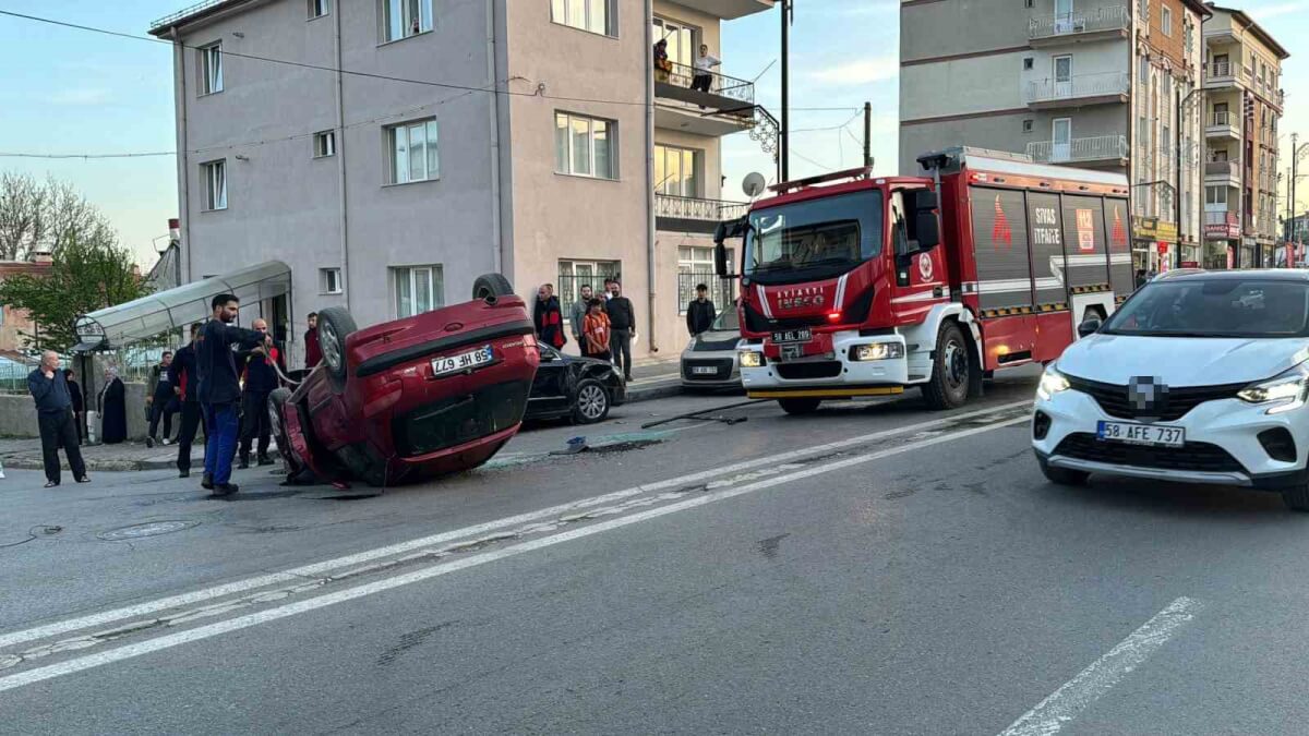 Sivas’ta Park Halindeki Araca Çarpan Otomobil Ters Döndü: 1 Yaralı