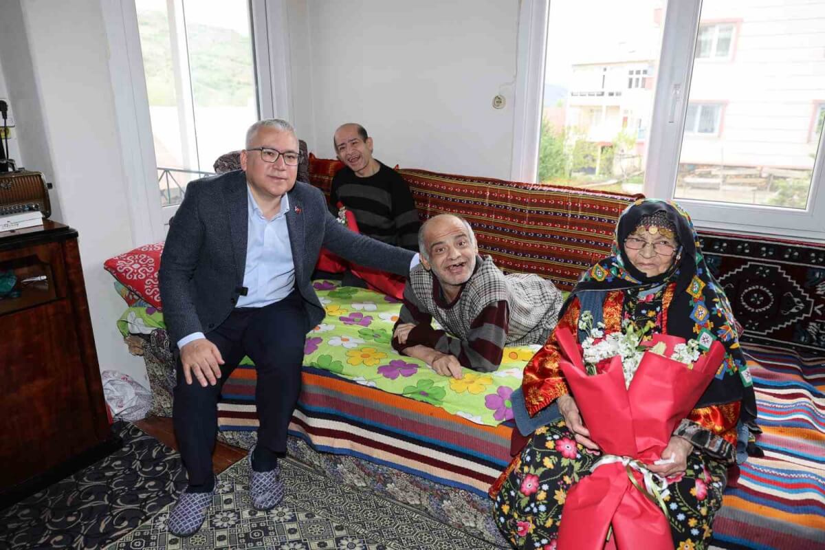 Anneler Gününde Sivas Valisi 93 Yaşındaki Fedakar Anneyi Unutmadı