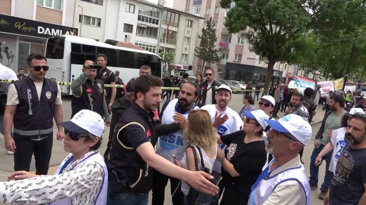 Sivas’ta SES ve KESK’ten Gazetecilere Sözlü Saldırı