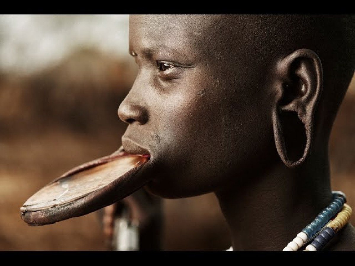 afrikali kadinlarin dudaklarina tabak takmasinin sebebi nedir 1 aOS2cUGw