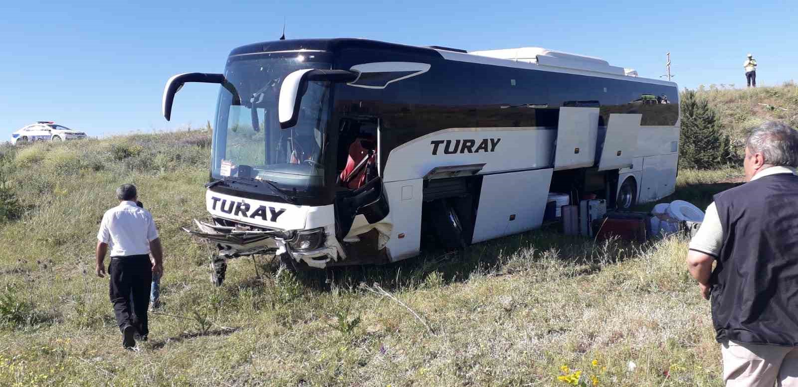 İmranlı’da Yolcu Otobüsü Kaza Yaptı 8 Kişi Yaralandı