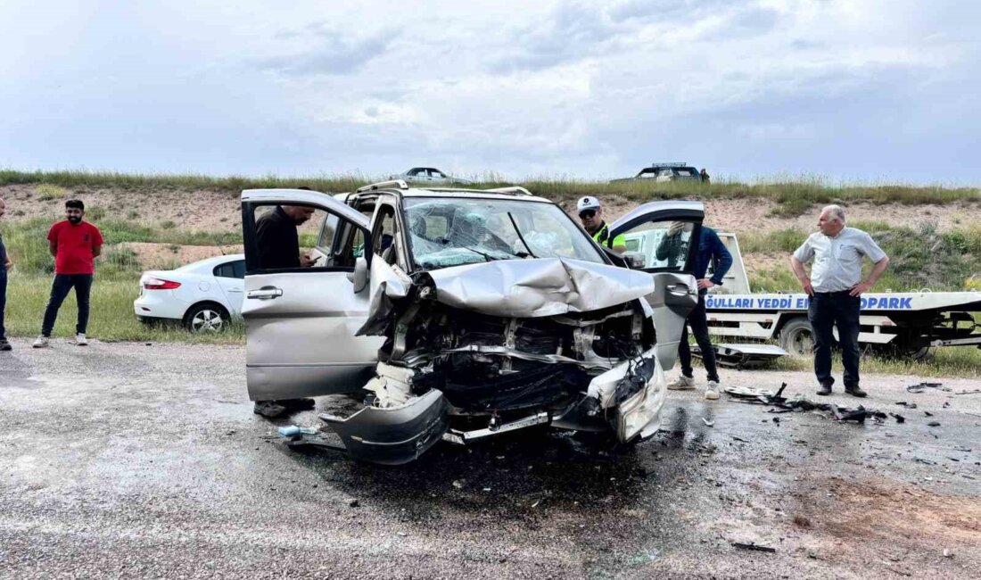 Sivas’ın Kangal İlçesinde İki Otomobil Kafa Kafaya Çarpıştı: 5 Yaralı