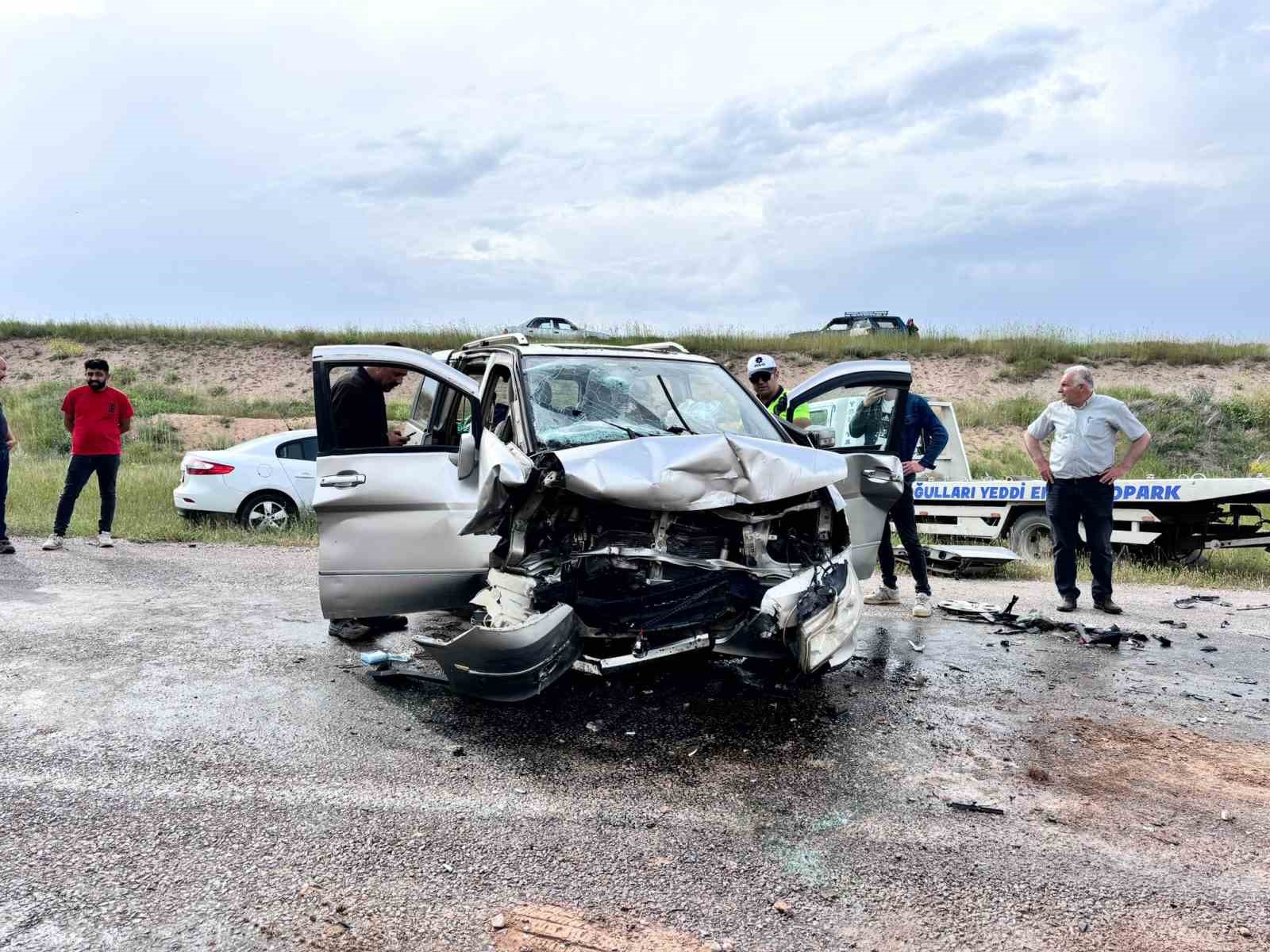 Sivas’ın Kangal İlçesinde İki Otomobil Kafa Kafaya Çarpıştı: 5 Yaralı