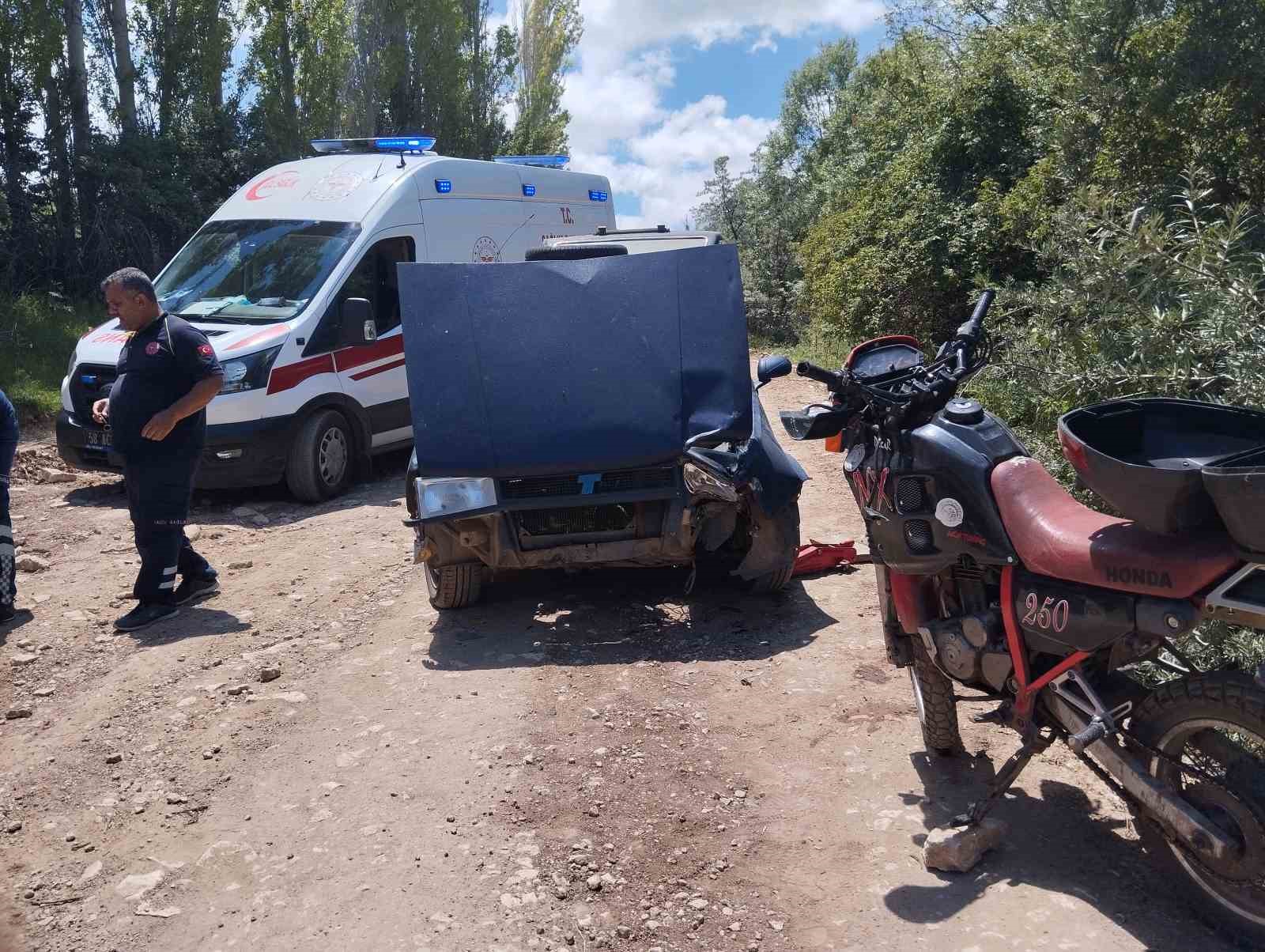 Suşehri’nde Motosikletle Otomobil Çarpıştı: 2 Yaralı