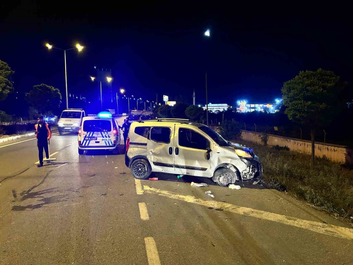 Sivas’ta Hafif ticari araç yan yatıp 30 metre sürüklendi: 3 yaralı