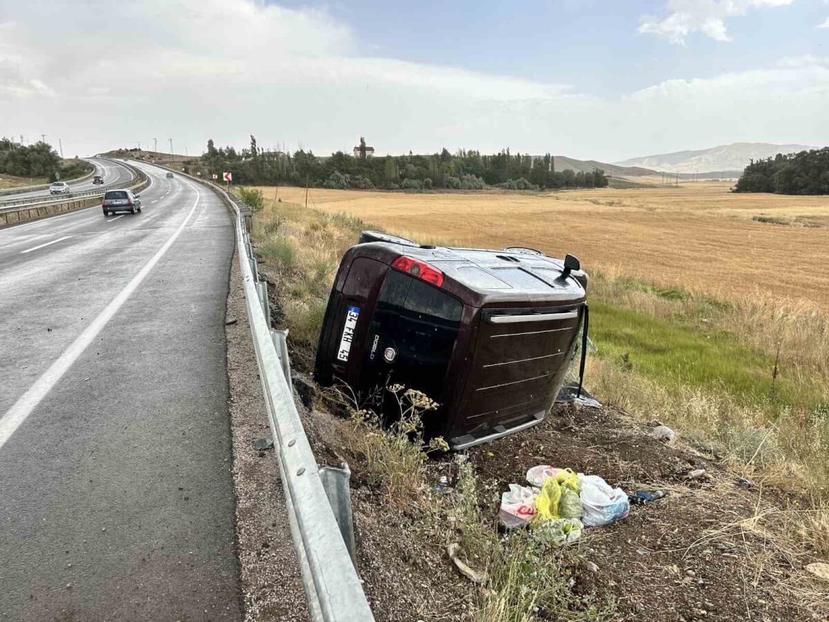 Sivas’ta Kontrolden Çıkan Araç Şarampole Uçtu 5 Kişi Yaralandı