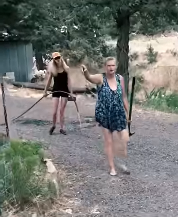 🔥 Backyard Standoff – Women Confront Agents With Tools in Hand