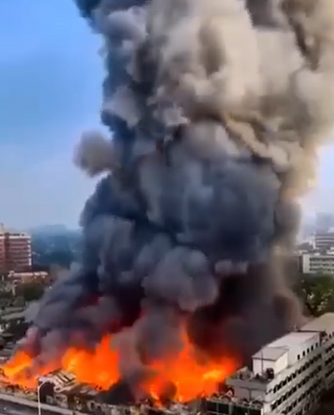 🔥 Inferno in the City – Towering Flames and Smoke Engulf Building