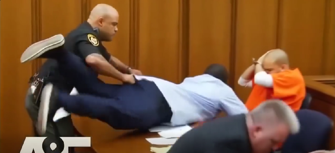 Father att@cks daughter’s k!L3er in court!